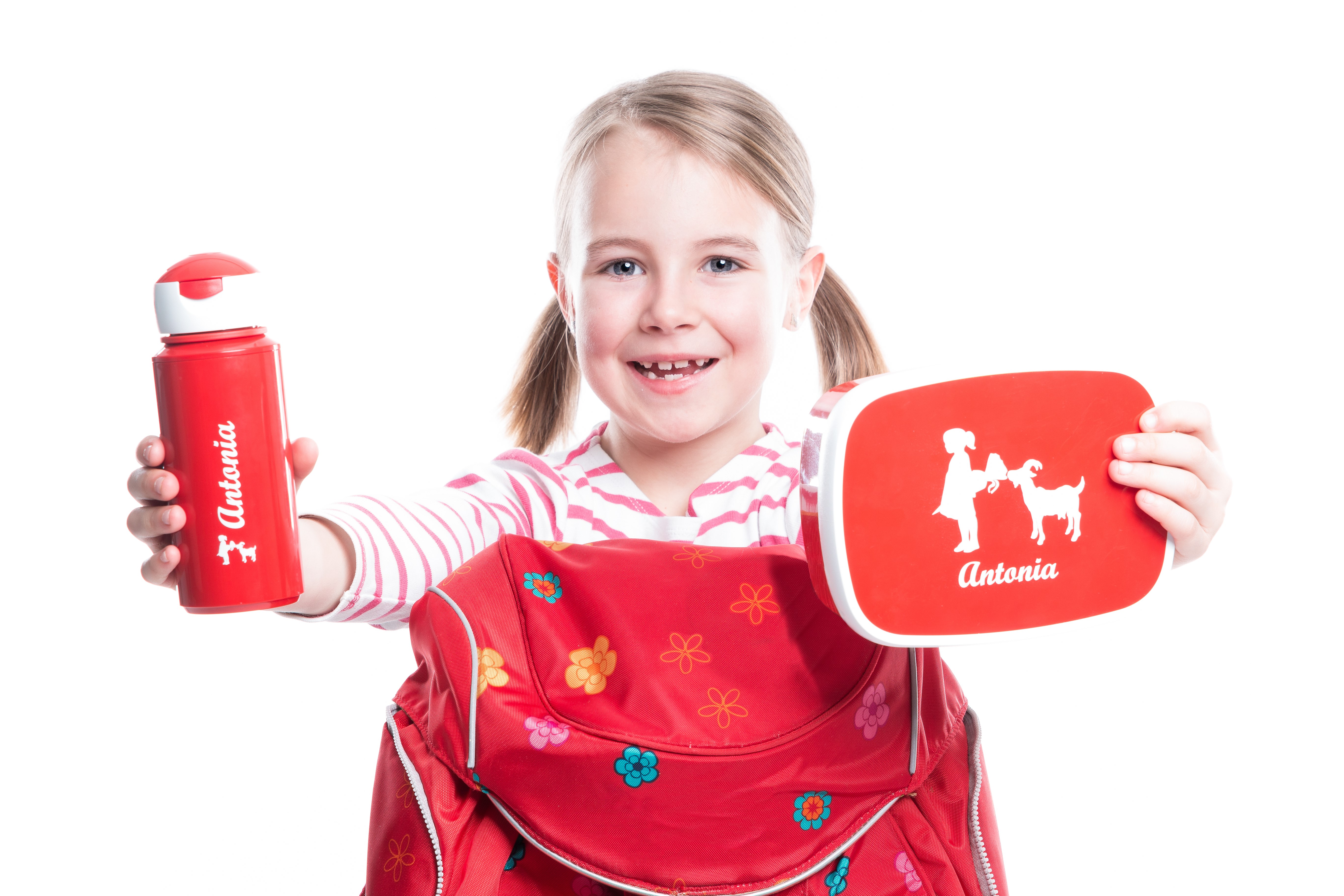 Brotbox und Trinkflasche Antonia mit frecher Ziege von DeinKindergeschirr Für Kindergarten, Schulanfang oder Picknick lassen sich bei DeinKindergeschirr personalisierte Brotboxen und TrinkflaschenFür Kindergarten, Schulanfang oder Picknick lassen sich bei DeinKindergeschirr personalisierte Brotboxen und Trinkflaschen im einzigartigen nostalgischem Design selbst gestalten. im einzigartigen nostalgischem Design selbst gestalten.